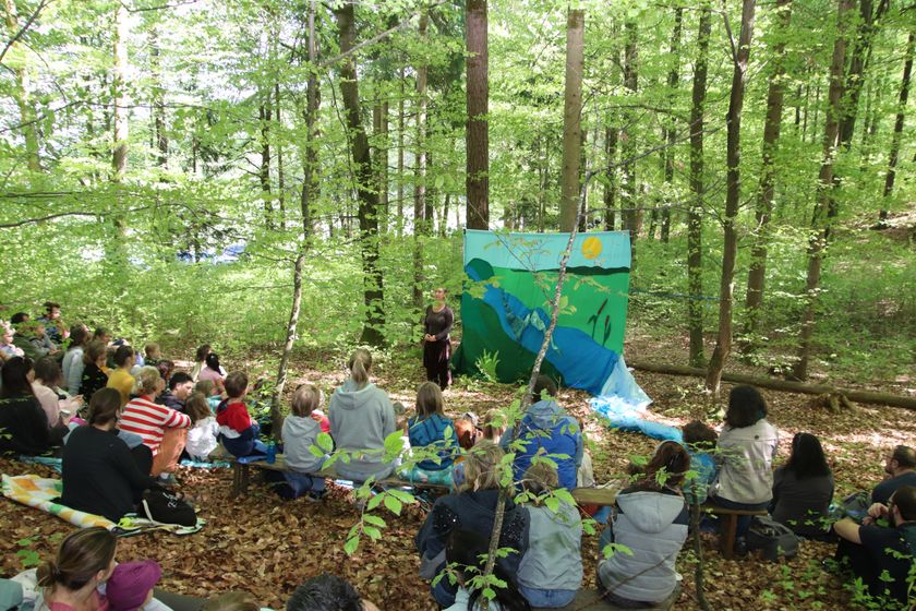 Aufführung des Wurzeltheaters